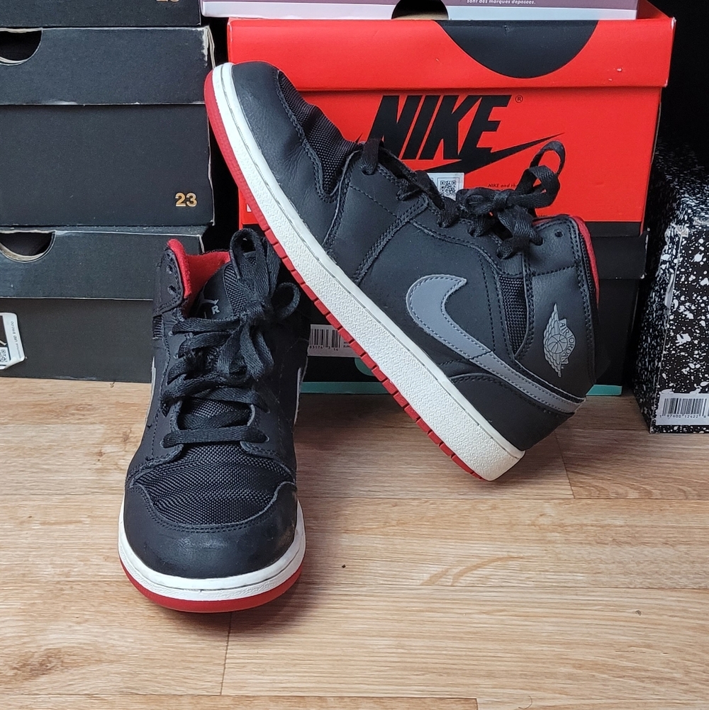 Nike Air Jordan 1 retro Mid GS Black Grey Size 6.5 Youth Color "Black/Cool Grey